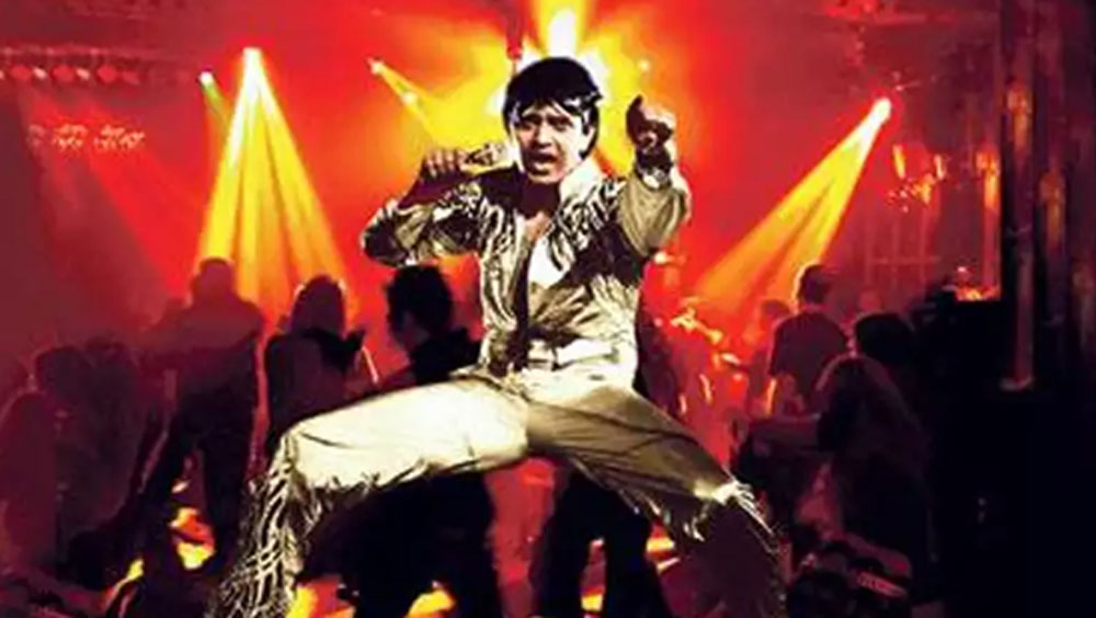 মিঠুন তখন সবেমাত্র পুণের এফটিটিআই থেকে অভিনয় শিখে মুম্বইয়ে এসেছেন। ইন্ডাস্ট্রির কারও সঙ্গে তাঁর পরিচয় ছিল না। কী ভাবে ইন্ডাস্ট্রিতে প্রবেশ করা যায়, সে খোঁজ খবরই নিচ্ছিলেন।