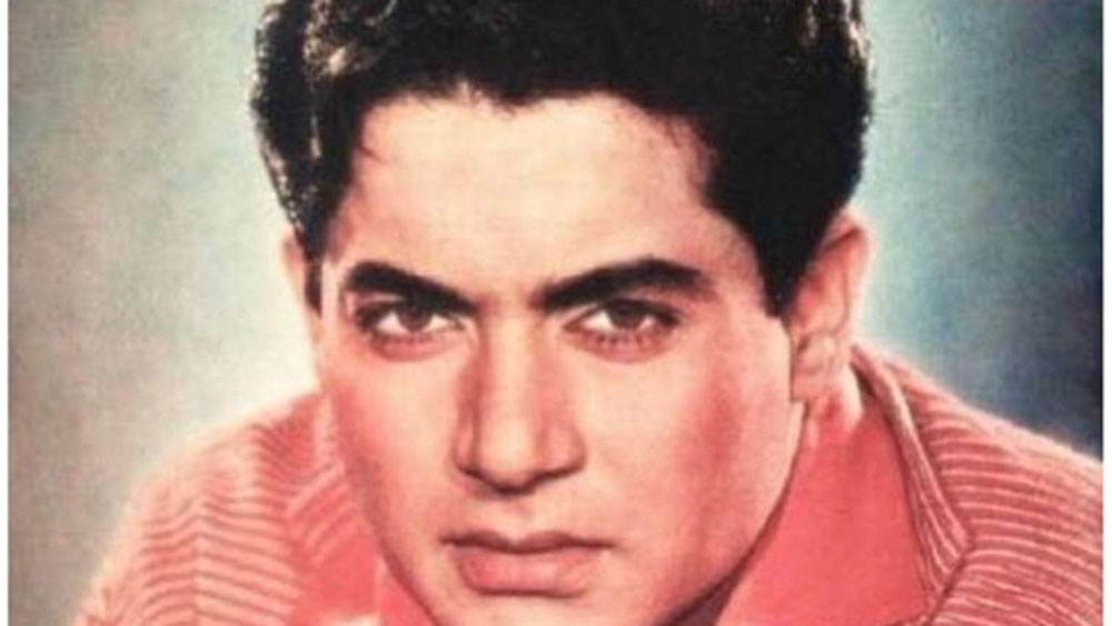 তার পর কাগজে একটি ঠিকানা লিখে মিঠুনের হাতে দেন ও ওই ঠিকানায় যোগাযোগ করতে বলেন। ওই কাগজে পরিচালক যশ চোপড়ার ঠিকানা লেখা ছিল।