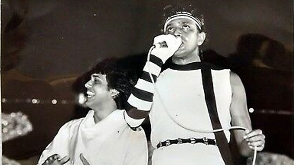 পর দিনই ওই ঠিকানায় হাজির হয়েছিলেন মিঠুন। তবে সেই মুহূর্তেই যে যশ চোপড়া তাঁকে ফিল্মের অফার দিয়েছিলেন, এমনটা নয়। সে দিন শুধু পরিচয়টুকুই করেছিলেন তিনি।