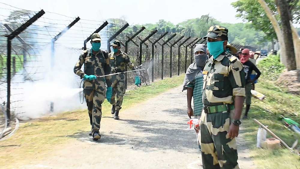 সতর্ক: স্বরূপনগর সীমান্তে জীবাণুনাশে তৎপর বিএসএফ।