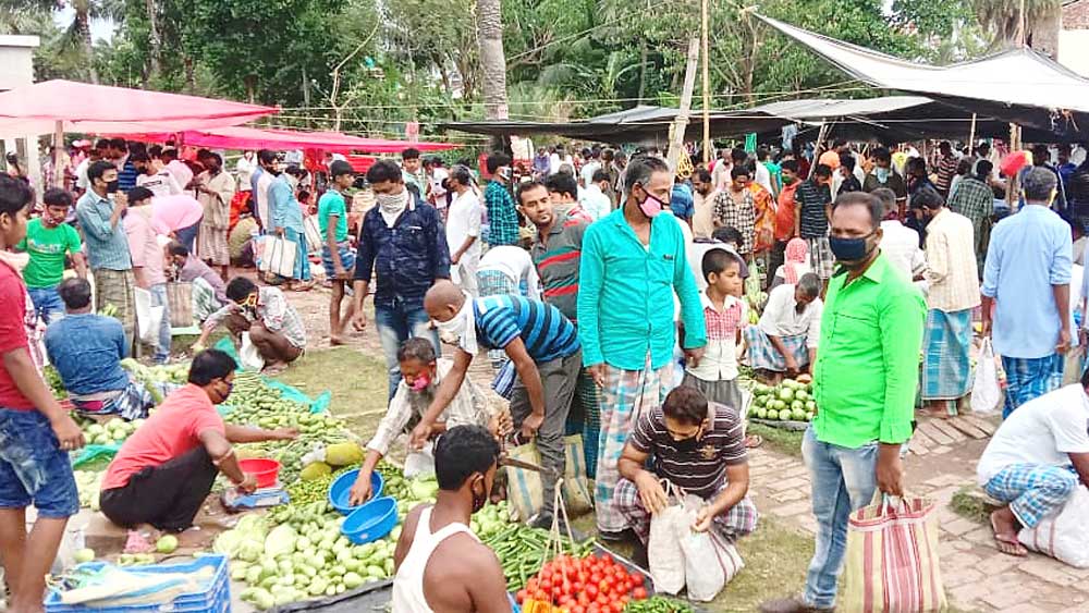 অসচেতন: ভিড় হাসনাবাদের মুরারিশা বাজারে।