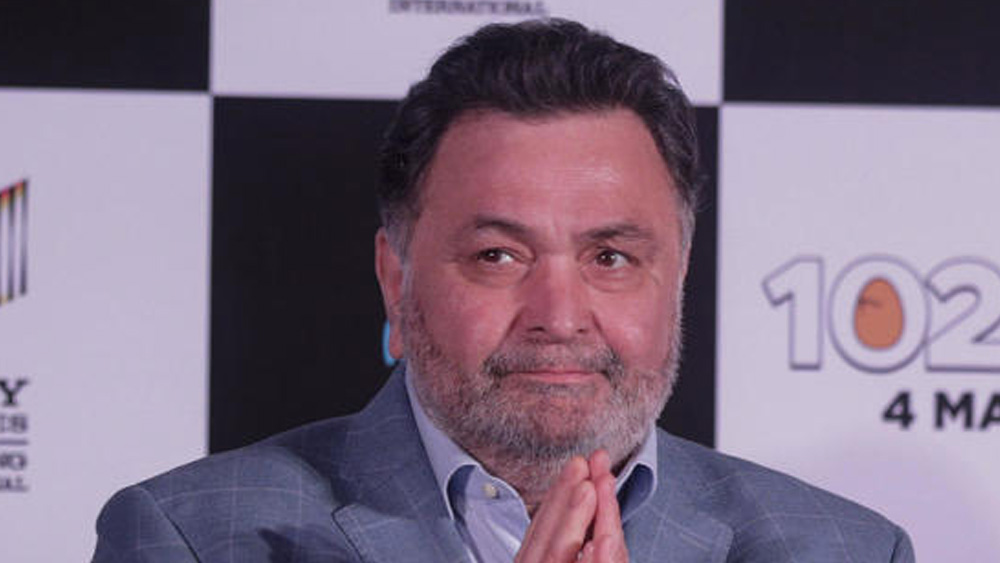 টুইটবার্তায় নতুন প্রজন্মের তারকাদের এক হাত নিয়েছিলেন ঋষি। বলেছিলেন, আগের দিনই প্রিয়ঙ্কা চোপড়ার পার্টিতে অনেকেই হুল্লোড় করছিলেন। অথচ পর দিন প্রবীণ অভিনেতাকে শেষ বিদায় জানানোর জন্য কেউ থাকতে পারলেন না!