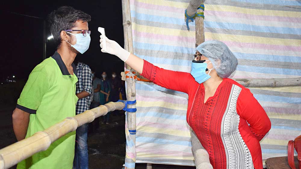 কোটা থেকে ফেরা এক ছাত্রের স্বাস্থ্য পরীক্ষা হচ্ছে বহরমপুরে। —নিজস্ব চিত্র