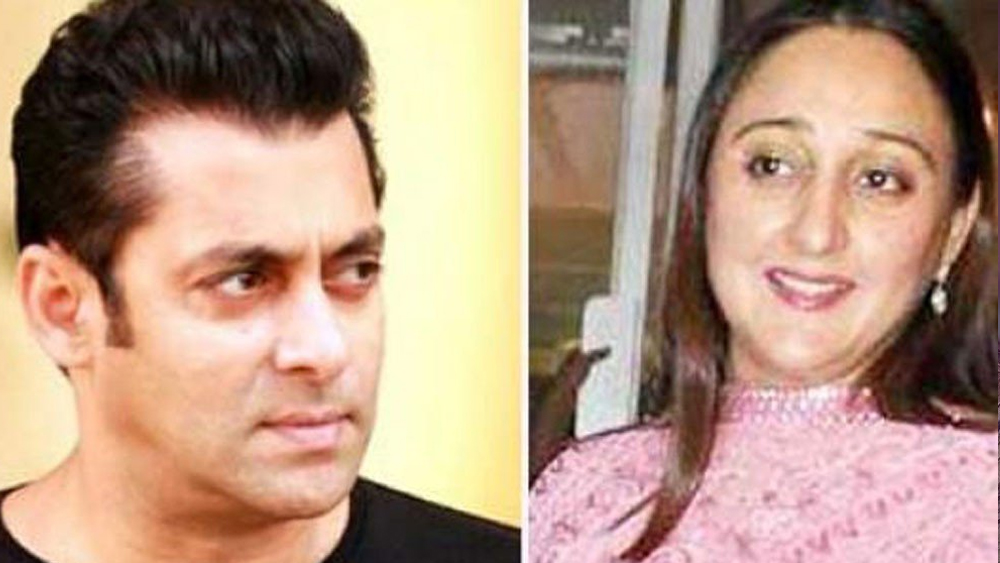 কলেজ জীবনের প্রথম প্রেমিকা শাহীন জাফরির সঙ্গে লজ্জা লজ্জা প্রেমকে সে সময় সদ্য টাটা-বাই বাই করেছেন সলমন। সালটা ১৯৯০। ঠিক এমন সময় তাঁর জীবনে আগমন ঘটে সঙ্গীতার।