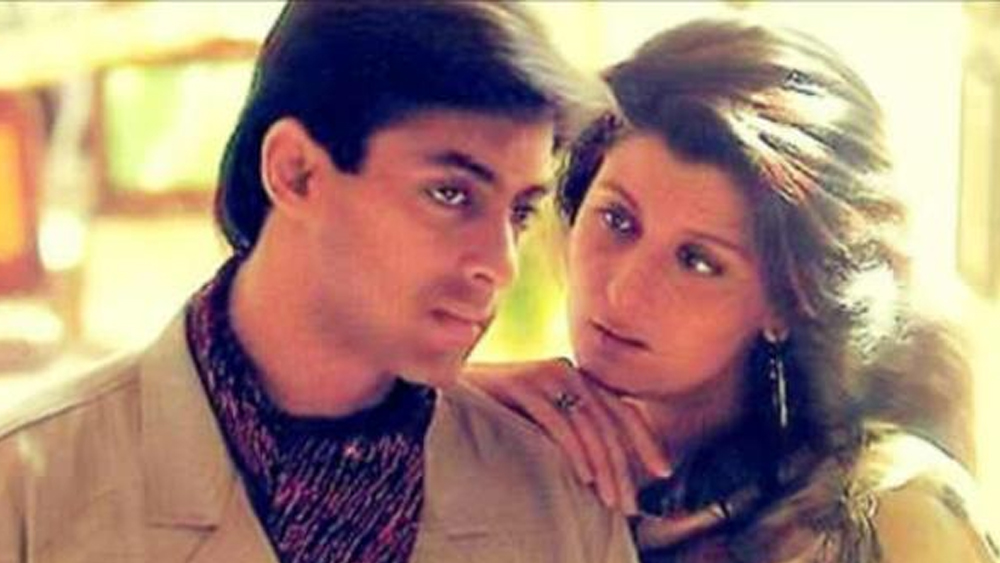 সঙ্গীতার রূপের ছটায় ক্রমশ আবিষ্ট হতে শুরু করেন সলমন। বি-টাউনে হট টপিক হয়ে উঠতে থাকে সলমন এবং সঙ্গীতার রোম্যান্স।