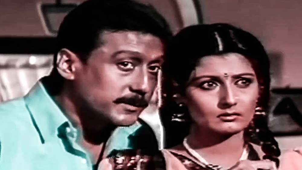 এ সময়েই বলিউডে কানাঘুষো শোনা যায়, সলমনের সঙ্গে সম্পর্কে থাকাকালীনই নাকি জ্যাকির সঙ্গে নতুন সম্পর্কে জড়িয়ে পড়েছেন সঙ্গীতা।