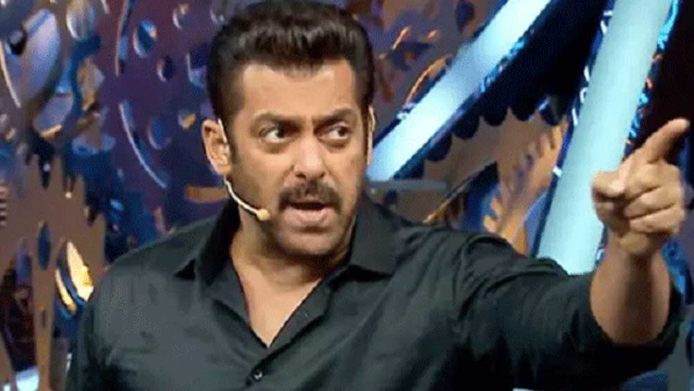 বলিউডে তো হাওয়ার চেয়েও দ্রুত খবর ছড়ায়। সলমনের কাছেও খবর পৌঁছতে বেশি সময় লাগল না। ব্যাস। ভাইজান গেলেন রেগে। এমনিতেই তিনি প্রিয়জনদের নিয়ে খুবই পজেসিভ। তার মধ্যে আবার নিজের প্রেমিকা!