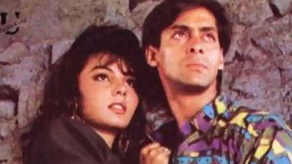 বিয়ে তো করতে যাচ্ছিলেন সলমন, কিন্তু তাঁর মন তখন বাঁধা পড়েছিল অন্য জায়গায়। সে সময় অভিনেত্রী সোমি আলির সঙ্গে তাঁর প্রেমের গুঞ্জন নিয়ে মাতোয়ারা ছিল বলিপাড়া। সে খবর পৌঁছয় সঙ্গীতার কাছেও।