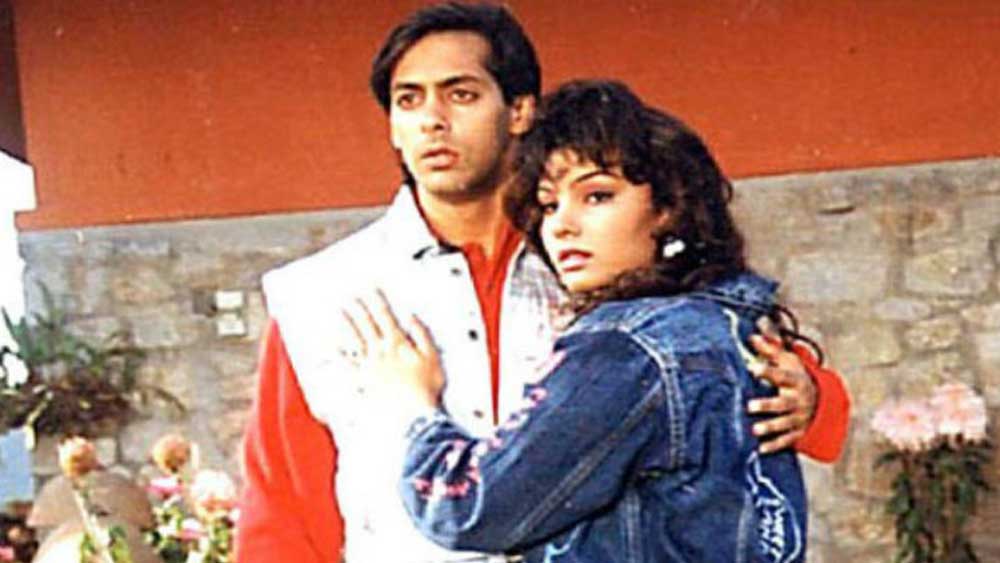 বিয়ের পরিকল্পনা থেকে সরে আসেন তিনি। ব্রেক আপ হয়ে যায় তাঁদের। আর গুঞ্জনকে সত্যি করে সলমন সম্পর্কে জড়ান সোমি আলির সঙ্গে।