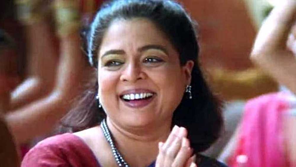 অভিনয় শুরু করেন অনেক ছোটবেলায়। না সিনেমায় নয়। নাটকেই তাঁর অভিনয় জীবনের হাতেখড়ি। সময়টা আশির দশক। মরাঠি থিয়েটার কাঁপাচ্ছেন তিনি। কিন্তু সিনেমা তখন দূর অস্ত্। নাটক করে যা রোজগার হচ্ছিল তাতে আর যাই হোক জীবনে সচ্ছলতা আসছিল না। তাই অভিনয়ের পাশাপাশি ব্যাঙ্কে চাকরি নেন রিমা।