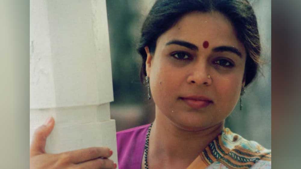 ঠিক সেই সময়েই তাঁর সহকর্মী বিবেক লাগুর সঙ্গে তাঁর পরিচয় হয়। বিবেক নিজেও নাটকের সঙ্গে যুক্ত ছিলেন। নাটকের প্রতি প্রেমই কাছাকাছি নিয়ে আসে দু’জনকে। দু’বছর প্রেম করার পর ১৯৭৮ সালে বিয়ে করেন তাঁরা।