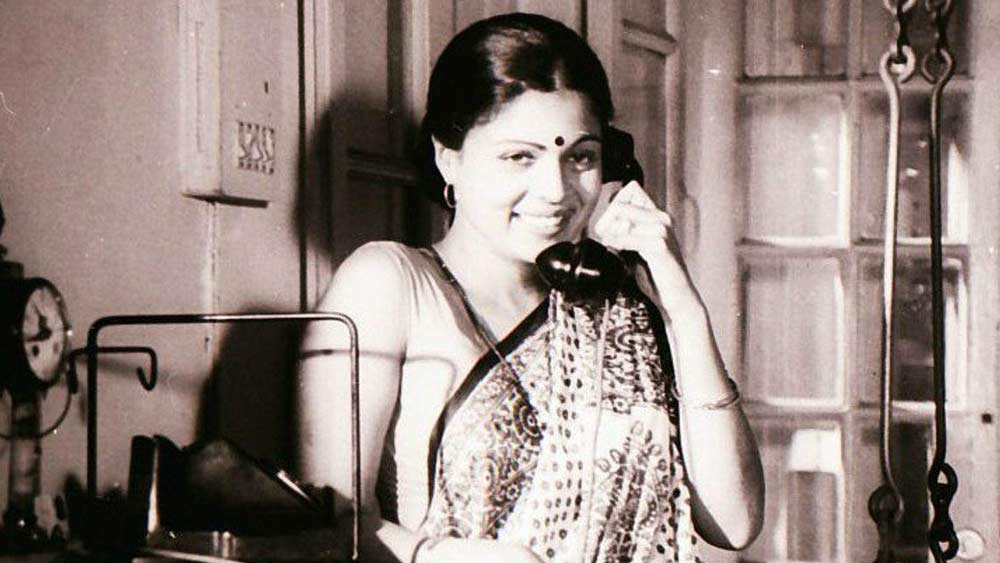 রিমার ফিল্মি কেরিয়ার কিন্তু শুরু হয় বিয়ের পরেই। বিয়ের ঠিক এক বছর পর মারাঠি ছবি ‘সিংহাসন’-এ ব্রেক মেলে রিমার। অভিনয় প্রশংসিত হলেও খ্যাতি কিন্তু তখনও দূর অস্ত্।