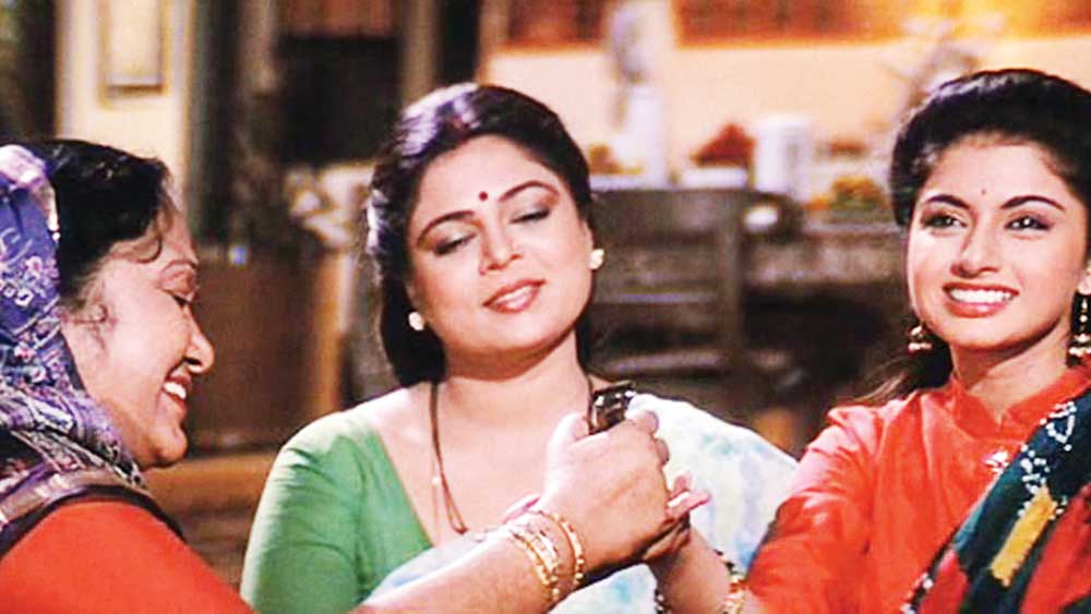 ছবিতে সুযোগ না পেলেও তাঁর নাটকের প্রতি ভালবাসা কিন্তু এতটুকুও কমেনি। কে জানত এই থিয়েটারই তাঁকে এনে দেবে বলিউড ব্রেক? মুম্বইয়ের পৃথ্বী থিয়েটারে লেখক পিএল দেশপাণ্ডের ‘মাই ফেয়ার লেডি’ নাটকে অভিনয় করছিলেন রিমা। পৃথ্বীর মালিক ছিলেন শশী কপূর। রিমার অভিনয় নজর কাড়ে তাঁর।