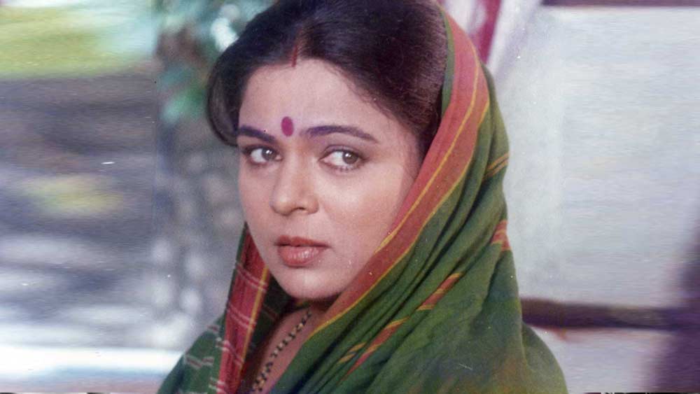 তবে মায়ের চরিত্রে নয়। ওই ছবিতে রিমার চরিত্রটি ছিল একজন নর্তকীর। সেই ছবিতেই কুলভূষণ খারবান্দার সঙ্গে রিমাকে একটি শয্যাদৃশ্যে অভিনয় করতে হয়েছিল। ওই রকম ঘনিষ্ঠ দৃশ্যে এর আগে কোনওদিনও অভিনয় করেননি তিনি।