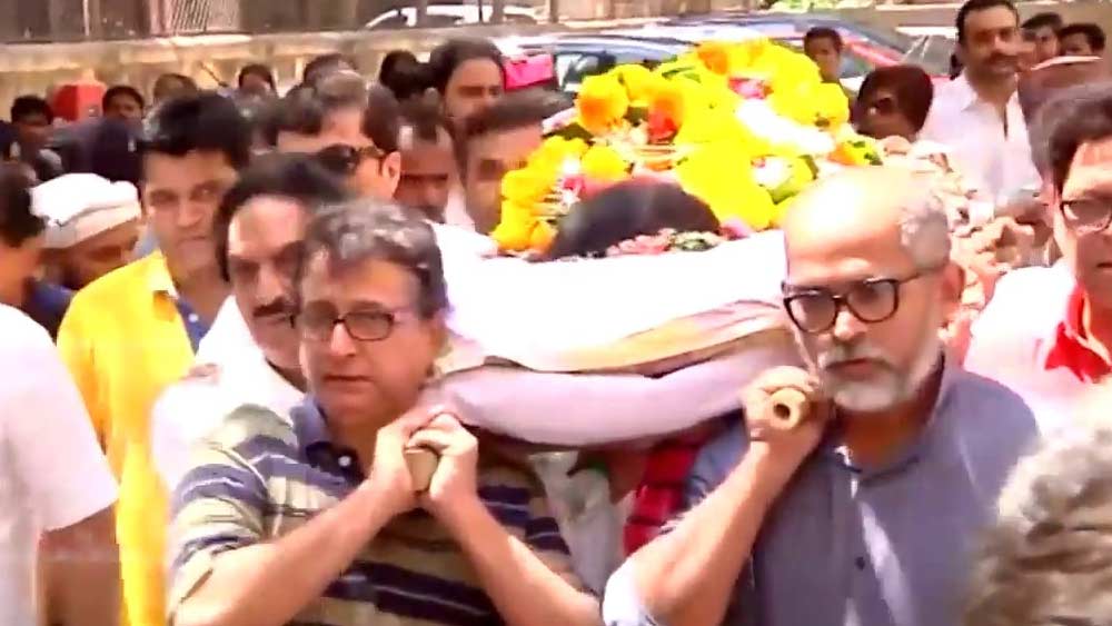 সেই রাতে হাসপাতালেই মারা যান রিমা। বয়স হয়েছিল মাত্র ৫৯ বছর। বলিউডের মায়ের মৃত্যুতে শোকে পাথর হয়ে গিয়েছিল ইন্ডাস্ট্রি।