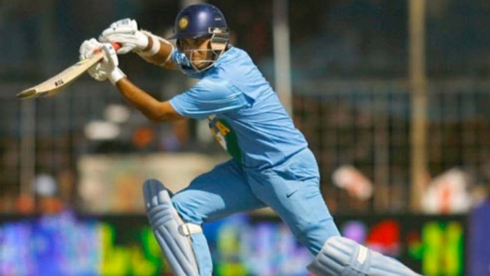 ওপেনিংয়ে সচিনের সঙ্গী হবেন সৌরভ গঙ্গোপাধ্যায়। ডানহাতি-বাঁহাতি কম্বিনেশন বোলারদের লাইন-লেংথ নিয়ে বাড়াবে বিরক্তি। আর ওপেনিংয়ে জুটি হিসেবে দু’জনে দুর্দান্ত সফল। ৩১১ ম্যাচে রয়েছে ১১৩৬৩ রান। গড় ৪১.০২। ২২ সেঞ্চুরির পাশাপাশি মিডিয়াম পেসে নিয়েছেন ১০০ উইকেট। সিম-সহায়ক কন্ডিশনে বেশ কার্যকরী। আর দলের তিনিই অধিনায়ক।