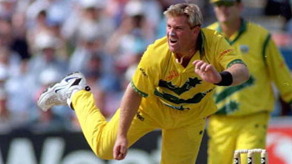 শ্রীসন্থের দলের একমাত্র বিশেষজ্ঞ স্পিনার হলেন অস্ট্রেলিয়ার শেন ওয়ার্ন। কিংবদন্তি লেগস্পিনার ১৯৪ ম্যাচে নিয়েছেন ২৯৩ উইকেট। গড় ২৫.৭৩, ইকনমি রেট ৪.২৫। লেগস্পিন-গুগলিতে ব্যাটসম্যানের বিভ্রান্তি বাড়াতে তিনি ওস্তাদ।