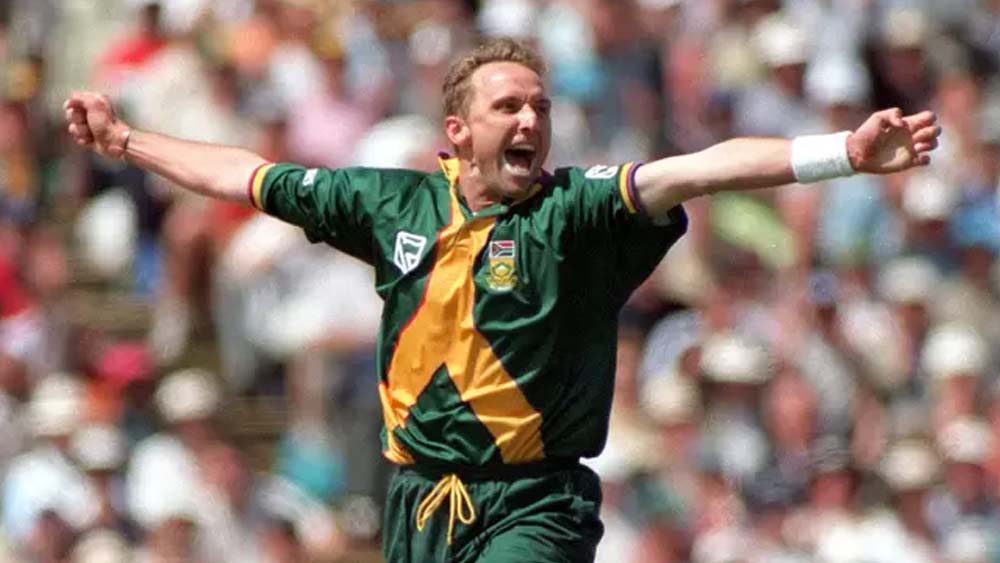 নতুন বল হাতে আক্রমণ শুরু করবেন অ্যালান ডোনাল্ড। ১৬৪ ম্যাচে ২৭২ উইকেট নিয়েছেন প্রোটিয়া পেসার। গড় ২১.৭৮। ইকনমি রেট ৪.১৫। দুর্দান্ত পরিসংখ্যান তাঁর। জিঙ্ক অক্সাইড মুখে মেখে দৌড়ে আসার সময় ডোনাল্ড হয়ে উঠতেন ব্যাটসম্যানদের আতঙ্ক।