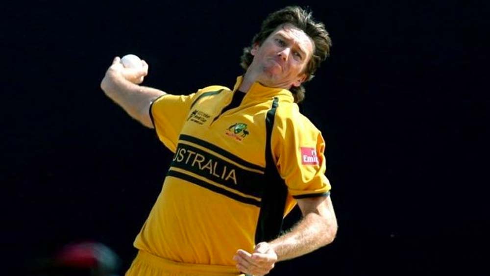 নতুন বলে ডোনাল্ডের সঙ্গী গ্লেন ম্যাকগ্রা। অস্ট্রেলিয়ার এই পেসার ২৫০ এক দিনের ম্যাচে নিয়েছেন ৩৮১ উইকেট। গড় ২২.০২, ইকনমি রেট ৩.৮৮। পেসার হিসেবে রীতিমতো চোখধাঁধানো কেরিয়ারে বিশ্বকাপ জিতেছেন তিন বার।