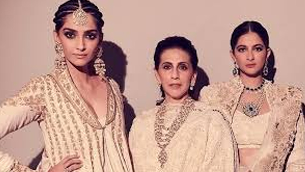 কবিতা নিজে রুপোলি দুনিয়া থেকে সরে থাকলেও টিনসেল টাউন তাঁর কাছেই রয়েছে। কবিতার বোন সুনীতা অনিল কপূরের ঘরনি। অনিল-সুনীতার মেয়ে সোনমও প্রতিষ্ঠিত ইন্ডাস্ট্রিতে।