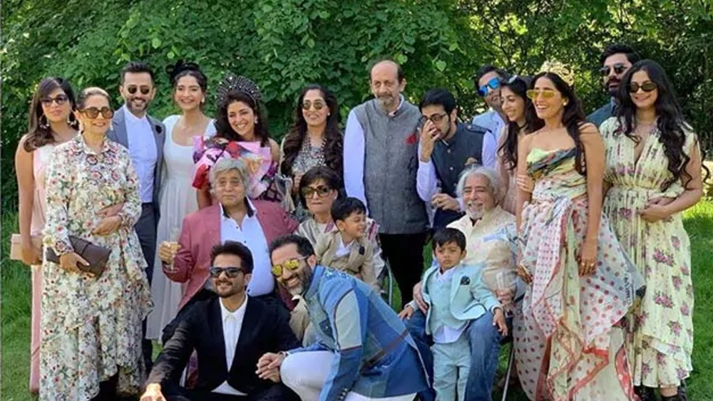 যশজিৎ-কবিতার দুই মেয়ে, প্রিয়া ও নন্দিনী। তাঁদের বড় মেয়ে প্রিয়া এক জন পরিচিত পশুপ্রেমী। গত বছর রণবীর বাত্রার সঙ্গে তাঁর বিয়ে হয় লন্ডনে।