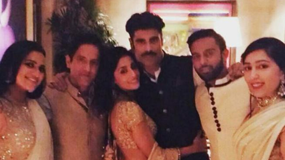 তার পর অনুপম খেরের ছেলে সিকন্দরের সঙ্গে অন্তরঙ্গ সম্পর্ক ছিল প্রিয়ার। ইন্ডাস্ট্রিতে কান পাতলে শোনা যেত তাঁদের বিয়ের গুঞ্জনও। এর পর গুঞ্জন সত্যি প্রমাণিত হয়। এনগেজমেন্ট হয়ে যায় সিকন্দর-প্রিয়ার।