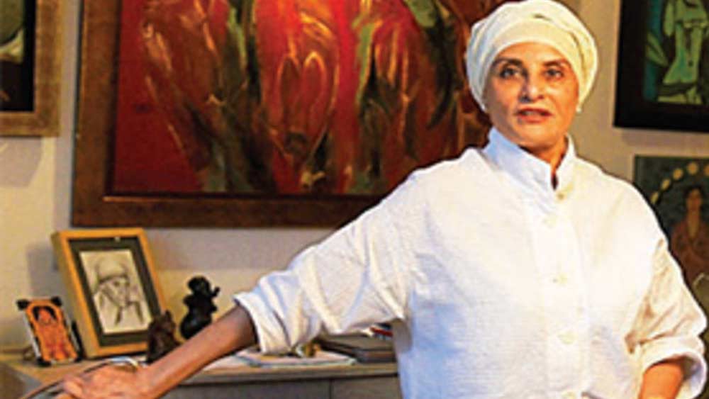 শাশুড়ি হওয়ার পরেও কবিতা আগের মতোই গ্ল্যামারাস। বাকি ভারতসুন্দরীদের চেনা ছন্দে গা না ভাসিয়ে নিজের মতো জীবনের অন্দরমহলকেও সাজিয়ে নিয়েছেন কবিতা।