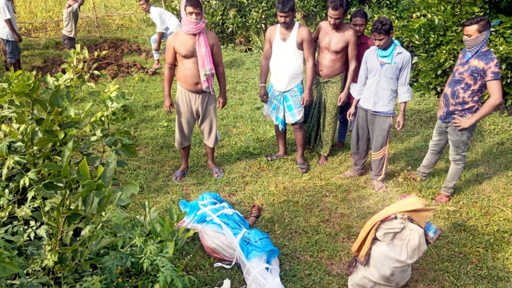 সমব্যথী: ইন্দাস ব্লকের শিকরা গ্রামে। নিজস্ব চিত্র