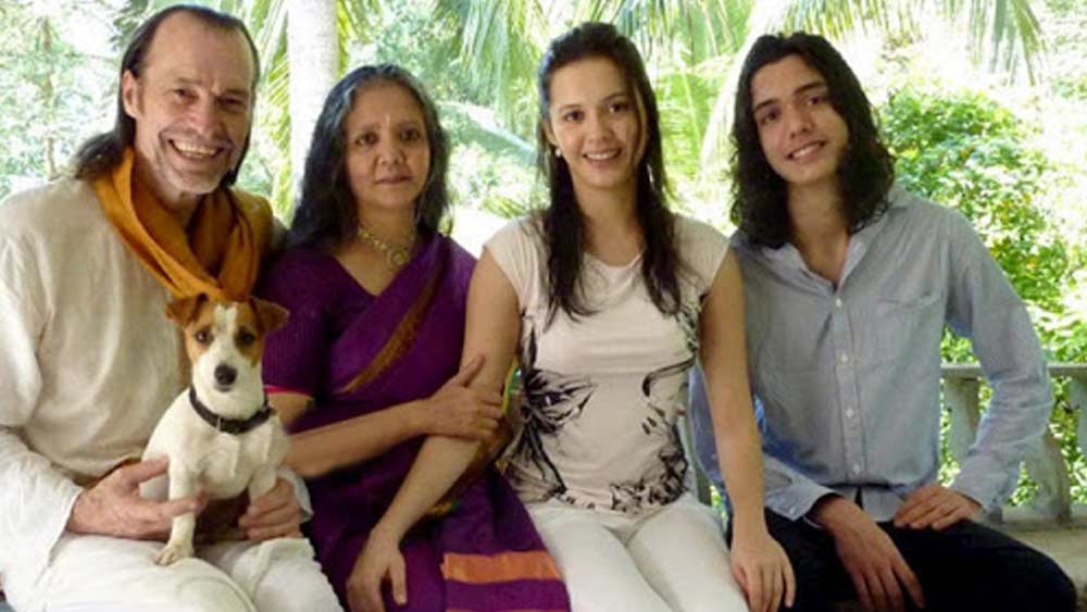 ঈশার মা ছিলেন গুজরাতের সম্পন্ন ব্যবসায়ীর পরিবারের মেয়ে। তাঁর বাবা বৌদ্ধ ধর্মাবলম্বী অস্ট্রেলীয় নাগরিক। এসেছিলেন বৌদ্ধধর্ম নিয়ে পড়াশোনা করতে। পরিবারের অমতেই আর্থিক ভাবে দুর্বল এই বুদ্ধভক্তকে বিয়ে করেছিলেন ঈশার মা।