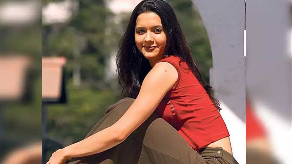 ১৯৮৪ সালের ২৯ সেপ্টেম্বর ঈশার জন্ম দিল্লিতে। শৈশব থেকেই তিনি অভাব দেখতে অভ্যস্ত। পাশাপাশি দেখেছেন সংসারে অনটনের দুঃখকে ভুলিয়ে দেয় নাচগানের সুর ও ছন্দ। অর্থের জন্য নয়, তিনি আজও নাচেন নিজের প্যাশনের জন্য।