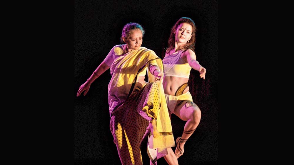 বৃন্দাবনে কয়েক বছর কাটানোর পরে ঈশার পরিবার বেঙ্গালুরু হয়ে কেরলে চলে যায়। বার বার ঠিকানা পরিবর্তনের পরে ঈশার স্কুলজীবন শুরু হয় বেশ দেরিতে। তিনি প্রথম স্কুলে যান ৯ বছর বয়সে। আড়াই বছর পরে তাঁকে ভর্তি করা হয় অন্য স্কুলে। কিন্তু স্কুলজীবন তাঁর ভাল লাগত না। বরং, তিনি আনন্দ খুঁজে পেতেন নাচের মধ্যেই।