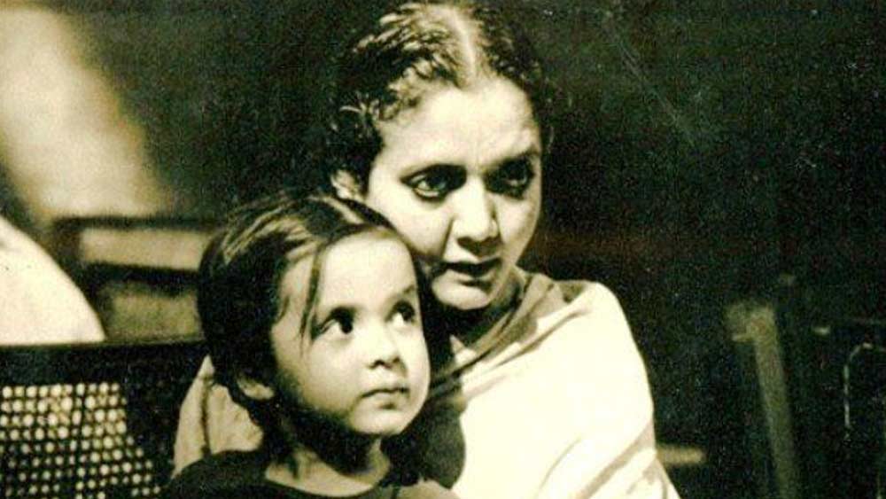 নাচের ধারা ঈশা পেয়েছিলেন নিজের মা দক্ষার কাছ থেকে। তাঁর মা ছিলেন পণ্ডিত বিরজু মহারাজের শিষ্যা। মায়ের সংস্থায় নৃত্যজীবন শুরু হয় ঈশার। কিন্তু তাঁর মায়ের কড়া নির্দেশ ছিল, দলের বাকি সদস্যদের মতো তাঁকেও কঠোর পরিশ্রম করতে হবে। বাড়তি কোনও সুবিধা পাবেন না।