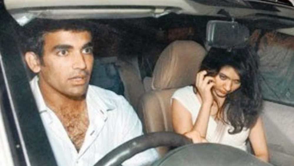 প্রাক্তন ভারতীয় পেসার জাহির খানের সঙ্গেও এক সময়ে দীর্ঘদিন ঘনিষ্ঠ ছিলেন ঈশা। শোনা যায়, তাঁদের আলাপ হয়েছিল ক্রিকেট বোর্ডের এক অনুষ্ঠানে। সেখানে পারফর্ম করেছিলেন ঈশা।