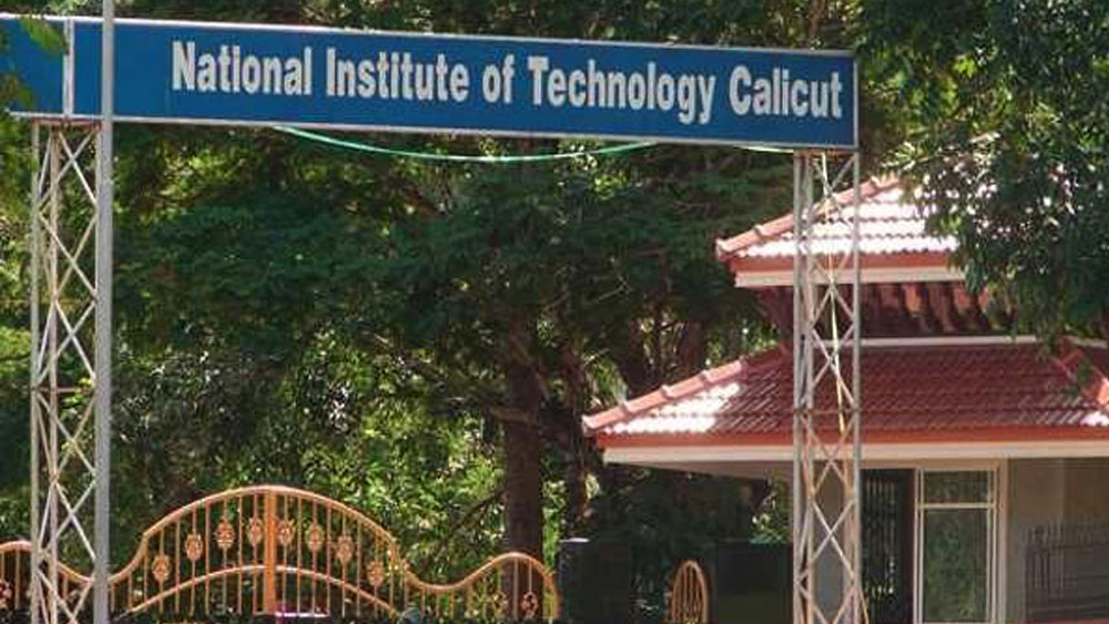 একই প্রতিষ্ঠানে কাজ করতে করতে ঘনিষ্ঠ সম্পর্ক গড়ে উঠেছিল এক অধ্যাপক ও তাঁর অধীনে গবেষণারত এক ছাত্রীর। সালটা ২০১২। অধ্যাপকের নাম সুভাষ। তিনি কেরলের কালিকট ইনস্টিটিউট অব টেকনোলজি-তে সহকারী অধ্যাপকের পদে কর্মরত ছিলেন। তাঁর অধীনেই গবেষণা করছিলেন ইন্দু। সেখান থেকেই প্রণয়ের সূত্রপাত।