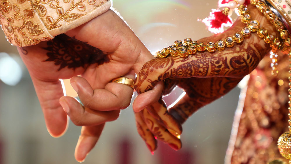 ইন্দুর বাড়ির লোক সুভাষকে তাঁর ভাল বন্ধু হিসেবেই জানতেন। মেয়ের বিয়ে হচ্ছে, আর বন্ধুকে বলবেন না, এটা তো হতে পারে না! তাই ইন্দুর বাবা-মা তাঁকে না জানিয়েই ২৪ এপ্রিল সুভাষের বাড়িতে নিমন্ত্রণপত্র নিয়ে হাজির হন। সুভাষকে সব বলেন তাঁরা। সব শুনে সুভাষ আকাশ থেকে পড়েন। এটা কী করে সম্ভব? ইন্দু কেন এ কথা লুকিয়ে গেল?