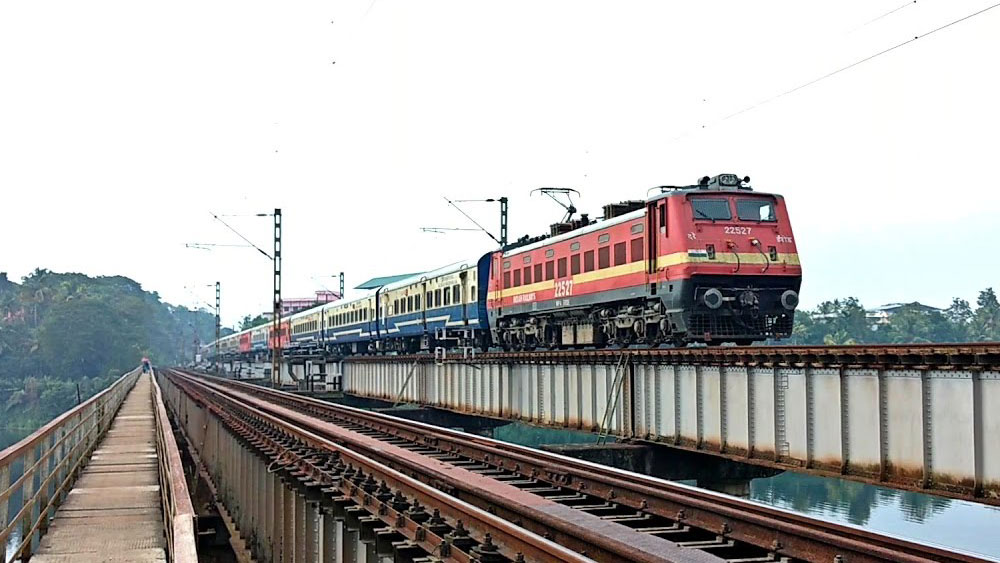 সুভাষ তাও নিজের মনকে আশ্বস্ত করেন এই বলে যে, হয়তো চাপের কাছেই নতিস্বীকার করেছে ইন্দু। তাই ২৫ এপ্রিল ইন্দুর সঙ্গে দেখা করার সিদ্ধান্ত নেন সুভাষ। টিকিট বুক করাই ছিল। তিরুঅনন্তপুরমে দু’জনে দেখা করেন। তার পর ট্রেনে কোঝিকোড়ের উদ্দেশে রওনা হন। ট্রেনে ইন্দুকে নানা ভাবে বোঝানোর চেষ্টা করেন সুভাষ। কিন্তু কোনও লাভই হয়নি।