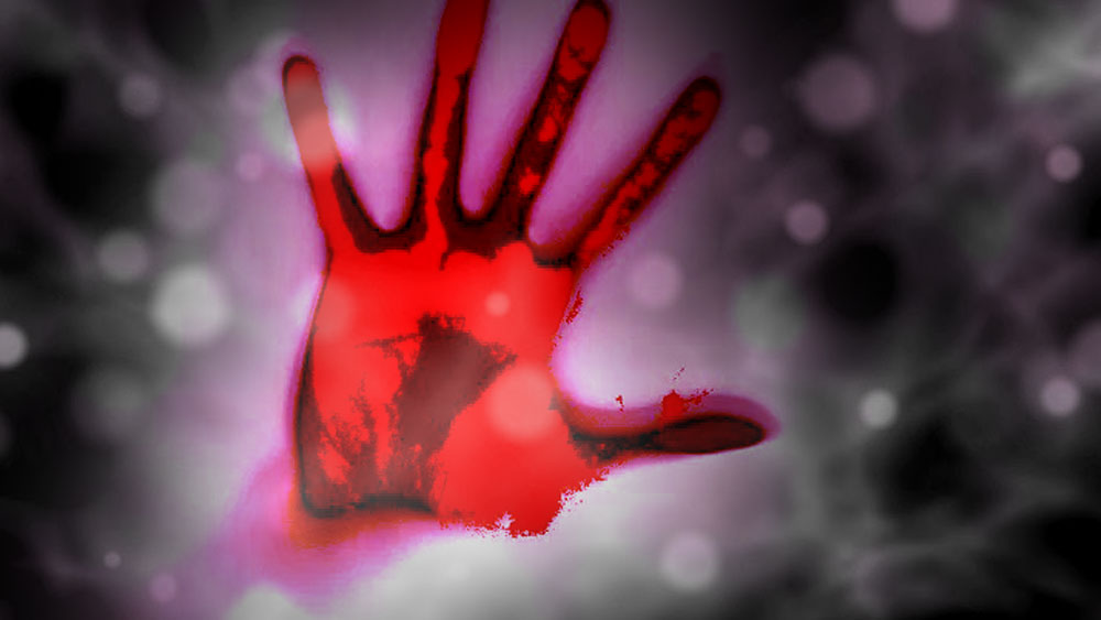 তদন্তকারীরা তখন সুভাষের টিকিট বুকিং, ল্যাপটপ থেকে শুরু করে সব কিছু খতিয়ে দেখেন। তখন বিষয়টি সামনে আসে। অন্য দিকে, নদীর ধারে থাকা লোকজনকে জিজ্ঞাসা করে তদন্তকারীরা জনতে পারেন ইন্দু যখন নীচে পড়ে যাচ্ছিলেন সে সময় দরজার পিছনে কাউকে একটা দেখা যায়। সেই থেকে সন্দেহ দানা বাঁধে সুভাষের উপর।