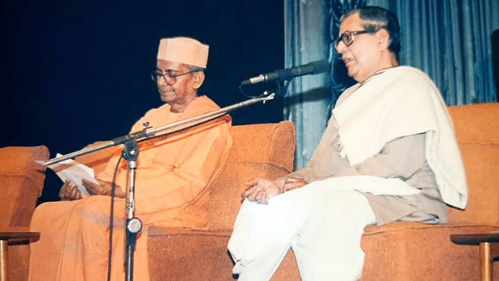 সারস্বত: স্বামী প্রভানন্দের সঙ্গে অসিতকুমার বন্দ্যোপাধ্যায়, ২০০০ সালে। ডান দিকে, ‘বাংলা সাহিত্যের ইতিবৃত্ত’ বইয়ের প্রচ্ছদ
