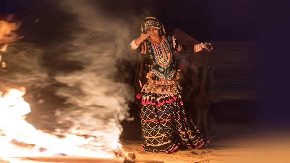 ‘রোমানি’ বা ‘রোমা’ সম্প্রদায়ের মধ্যে এশীয় ও ইউরোপীয়, দুই জনজাতির বৈশিষ্ট্য বর্তমান। নৃতত্ত্ববিদদের ধারণা, সুদূর অতীতে আজকের রাজস্থান, হরিয়ানা ও পঞ্জাব এই অঞ্চলগুলি থেকে এই জিপসিদের উৎপত্তি। তার পর তাঁরা ছড়িয়ে পড়েন সারা বিশ্বে।