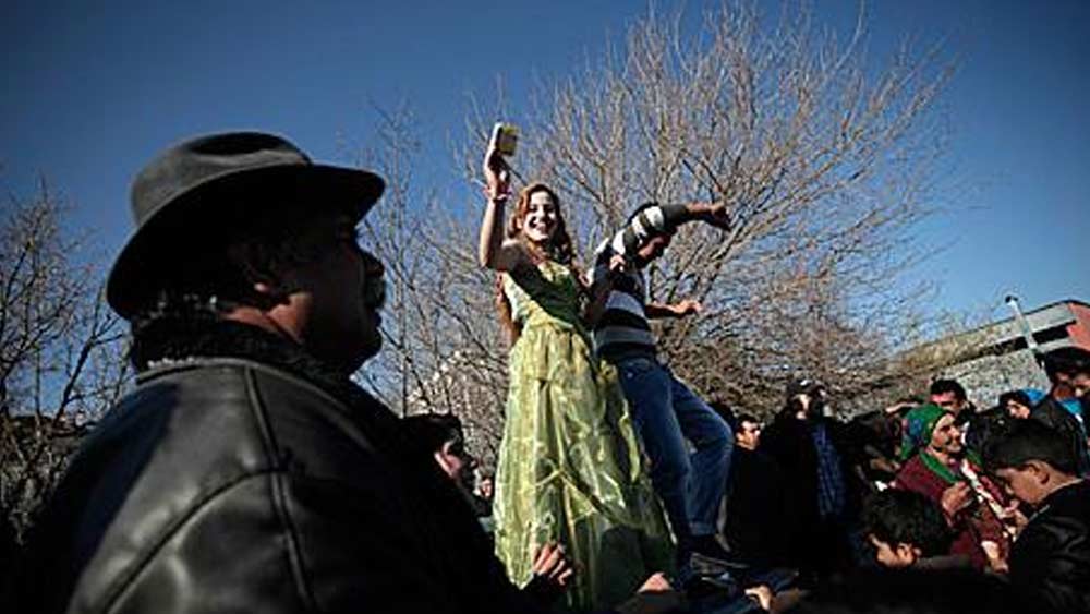 ‘ক্যালাইডঝি’ সম্প্রদায় সতর্ক ভাবে ইউরোপের চলতি খোলা হাওয়া থেকে নিজেদের সনাতন ও রক্ষণশীল রীতিনীতিকে রক্ষা করে এসেছে। এখন এই গোষ্ঠির প্রায় ১৮ হাজার মানুষ বাস করেন বুলগেরিয়ায়। তাঁদের গোষ্ঠির নিয়ম হল, কুমারী মেয়েরা ঋতুমতী হলেই তাদের স্কুলে যাওয়া বন্ধ।