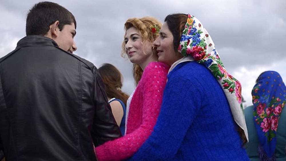 তাদের জীবনযাত্রার আরও একটি বিচিত্র বৈশিষ্ট্য হল, ‘বিয়ের বাজার’। এক বছরে চার বার বসে এই বাজার। তবে বাজার না হএকে আসর বলেই যথাযথ ভাবে বর্ণনা করা যায়। এখানে অবিবাহিত যুবকদের সঙ্গে দেখা হয় বিবাহযোগ্য কুমারীদের। তাঁরা নিজেদের জীবনসঙ্গী এবং জীবনসঙ্গিনী নির্বাচন করেন। সারা বুলগেরিয়ায় ছড়িয়ে থাকা ক্যালাইডঝি সম্প্রদায় এসে মিলিত হন এই বিয়ের মেলায়।