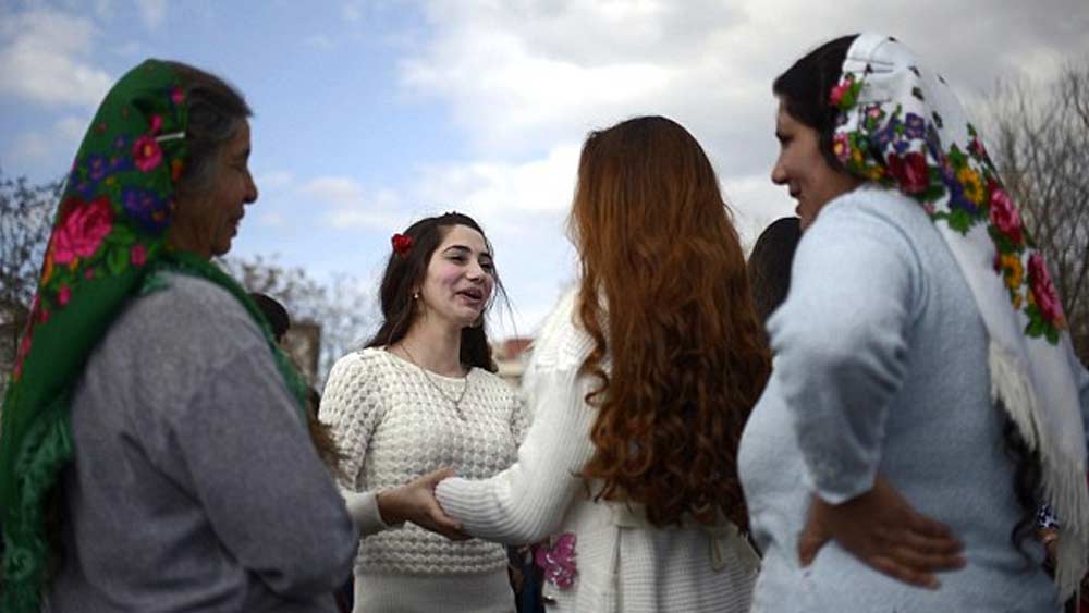 তার পরেই যে বিয়ে হয়ে গলে রূপকথার মতো, তা একেবারেই নয়। বরং এই পাত্রপাত্রী পছন্দের পরে শুরু হয় আসল পর্ব। এ বার আসরে অবতীর্ণ হন অভিভাবকরা। দু’পক্ষের অভিভাবকদের মধ্যে শুরু হয় দর কষাকষি।