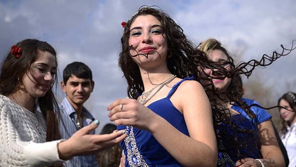 রীতিমতো পণ পাওয়ার আশ্বাস থাকলে তবেই মেয়ের বিয়ে দিতে সম্মত হন অভিভাবকরা। যাযাবর এই সমাজে কন্যাপণ যে কোনও পরিবারের কাছে উপার্জনের উৎস। বিয়ের আসরে সেজেগুজে হাজির হয় কুমারীরা। হবু জীবনসঙ্গীকে খুঁজে নিতে।