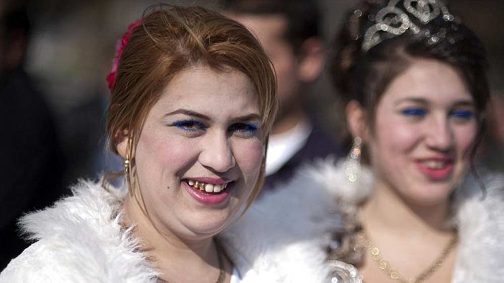 কয়েক হাজার বছর ধরে এই যাযাবর গোষ্ঠীর বিয়ের বাজার বসার রীতি প্রচলিত। ইদানীং কিছুটা রাশ আলগা হয়ে খোলা বাতাস প্রবেশ করেছে। এর আগে পাত্রীদের তাঁদের নিজেদের পাত্র নির্বাচন করার সুযোগও থাকত না। পুরোটাই হত তাঁদের অভিভাবকদের নির্দেশে।