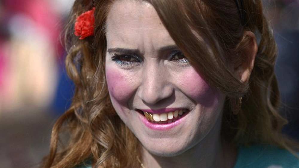 এই রীতি যে মেয়েদের জন্য অবমাননাকর, তা মনে করেন না এই সম্প্রদায়ের মানুষ। এমনকি, একুশ শতকে বুলগেরিয়ার মতো আধুনিক ইউরোপীয় একটি দেশে দাঁড়িয়ে ক্যালাইডঝি গোষ্ঠীর মেয়েরা সাজপোশাক করে এই বাজারে পা রাখতে দ্বিধা করে না। আশৈশব তাদের শেখানো হয়, এটাই সমাজের নিয়ম।