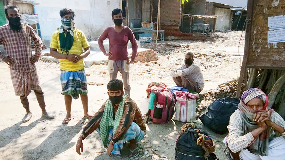 লড়াই: পায়ে হেঁটে চাঁচলের পথে। রবিবার করণদিঘিতে। নিজস্ব চিত্র