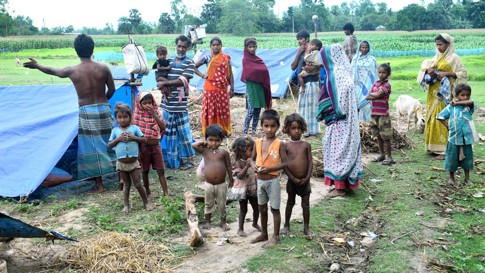 অসহায়: এ ভাবেই দিন কাটাচ্ছে পরিবারগুলি। নিজস্ব চিত্র