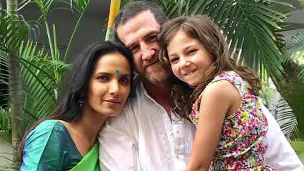 কিন্তু সন্তানের বাবা কে, তা স্পষ্ট করেননি পদ্মা লক্ষ্মী নিজে। পেটারনিটি টেস্টিং বা ডিএনএ টেস্টিং-এ জানা যায় সন্তানের বাবা অ্যাডাম ডেল। এর পর তিনি সন্তানের কাস্টডি দাবি করেন। বিবাদের জল গড়ায় আদালত অবধি।