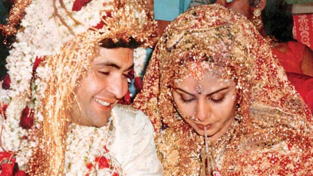 ঋষি-নীতুর বিয়ে হয়েছিল ১৯৮০ সালের জানুয়ারি মাসে। ২৩ জানুয়ারি ঠিক হয়েছিল রিসেপশনের দিন। তাঁদের বিয়ের কার্ড ইতিমধ্যেই ভাইরাল সোশ্যাল মিডিয়ায়। সেই নিমন্ত্রণপত্রে ছিল বৃহৎ কপূর পরিবারের প্রায় প্রত্যেক সদস্যের নাম।