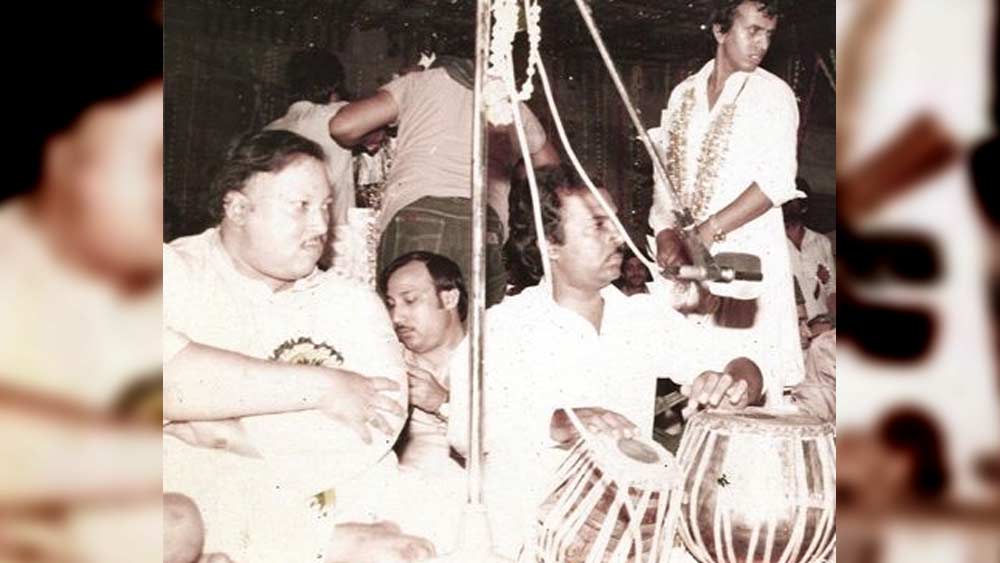 তত দিনে পাকিস্তানে পরিচিত নুসরত ফতে আলি খান। রাজ কপূর তাঁর গানের সুখ্যাতি শুনেছিলেন। তাঁর আমন্ত্রণেই ভারতে এসেছিলেন নুসরত ফতে আলি।